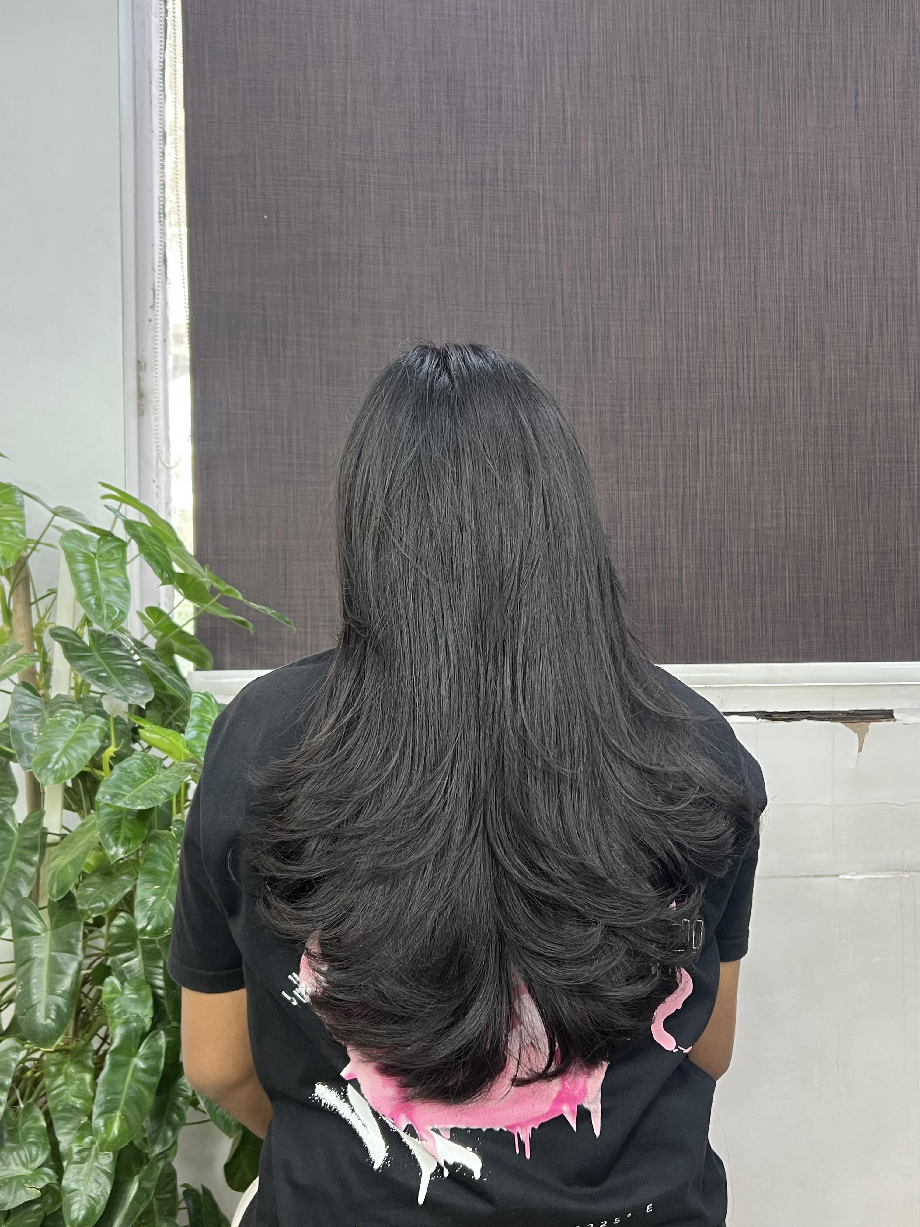 "Transform Your Hair with Layer Cuts and Highlights"